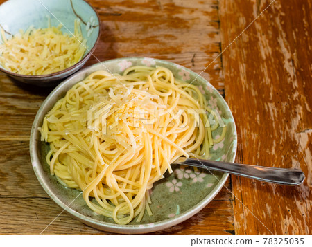 portion Spaghetti al burro on old wooden table 78325035