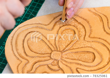 craftsman stamps the relief flower on leather 78325061