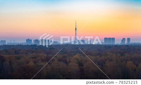 early sunrise over city and urban park early sunrise over city and urban park 78325215