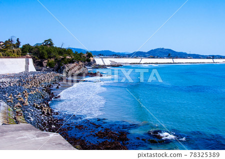 陸奧潮風路線:氣仙沼市本吉町野下海岸看到的陸奧海灘的海堤 陸奧潮風路線:氣仙沼市本吉町野下海岸看到的陸奧海灘的海堤 78325389
