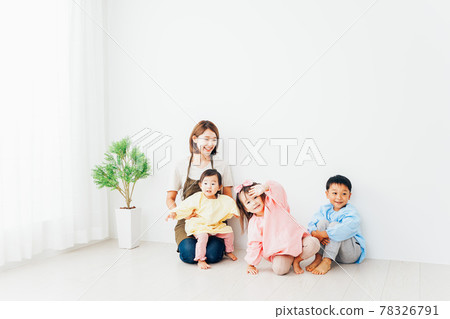 兒童和幼兒園老師在幼兒園玩耍 兒童和幼兒園老師在幼兒園玩耍 78326791