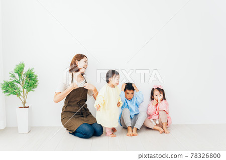 Children and nursery teachers playing in kindergarten 78326800