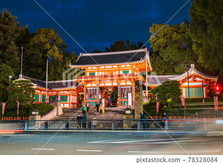 京都之夜八坂神社西塔門 78328084