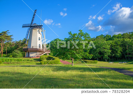 Spring scenery Nasunogahara Park windmill Spring scenery Nasunogahara Park windmill 78328204