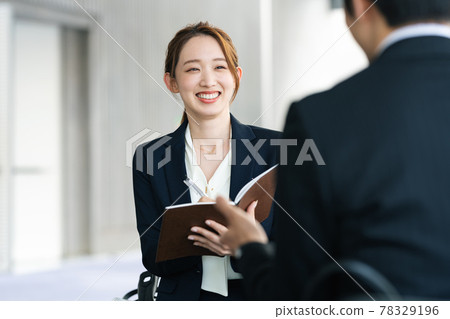 在會議上聽故事的職業女性 78329196