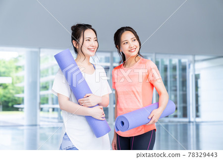 Young woman with yoga mat in the gym Young woman with yoga mat in the gym 78329443
