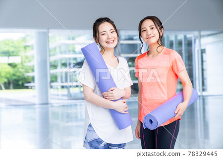 Young woman with yoga mat in the gym Young woman with yoga mat in the gym 78329445