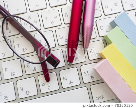 Business image · glasses · keyboard · female Business image · glasses · keyboard · female 78330150