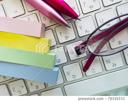 商業形象·眼鏡·鍵盤·女性 78330151