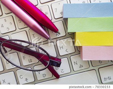 商業形象·眼鏡·鍵盤·女性 78330153