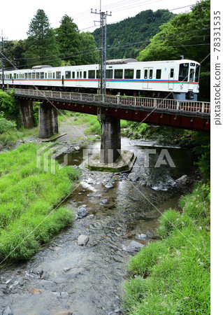 西武鐵路4000系列穿越高麗川鐵路橋 西武鐵路4000系列穿越高麗川鐵路橋 78331535