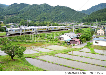 水鏡稻田和西武鐵道特快秩父 LaView 水鏡稻田和西武鐵道特快秩父 LaView 78331537