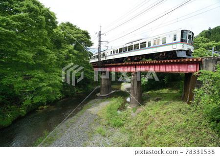 西武鐵道4000系列穿越東阿賀野站附近的高麗川鐵橋 西武鐵道4000系列穿越東阿賀野站附近的高麗川鐵橋 78331538