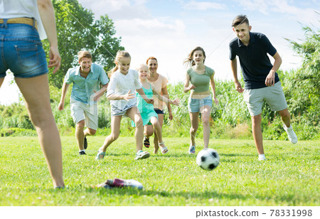 Mother and father with four kids running in park 78331998