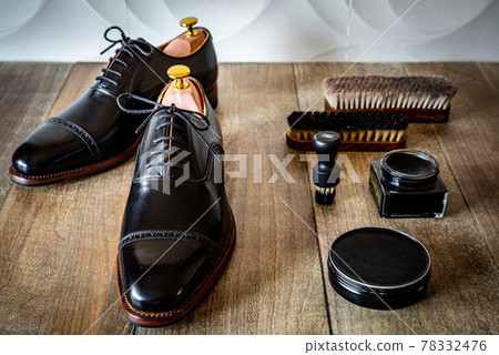 shoe shine image 78332476