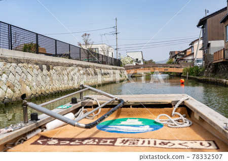 Horikawa Tour of Matsue Castle, Matsue City, Shimane Prefecture Pleasure boat approaching the low Yonago Bridge Horikawa Tour of Matsue Castle, Matsue City, Shimane Prefecture Pleasure boat approaching the low Yonago Bridge 78332507