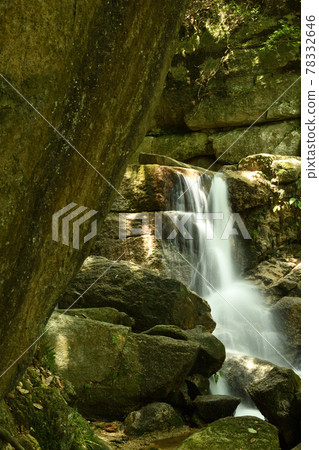 Katano Hakkei Waterfall under the Moon Ring Waterfall [Katano City, Osaka Prefecture] 78332646
