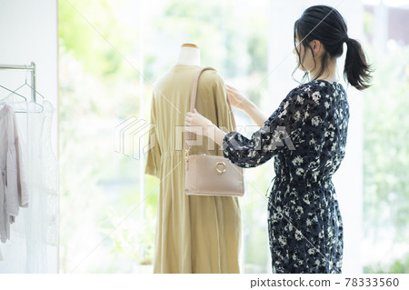 Female shop clerk 78333560
