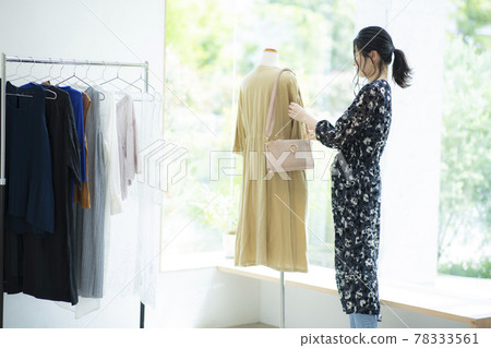 Female shop clerk 78333561