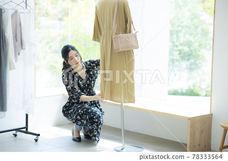 Female shop clerk 78333564