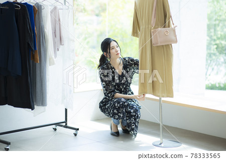 Female shop clerk 78333565