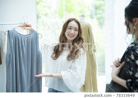 Female shop clerk 78333649