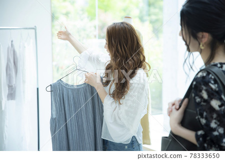 Female shop clerk Female shop clerk 78333650