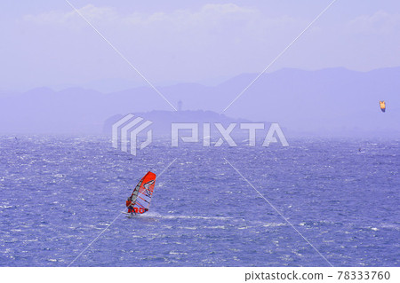 葉山海和風帆衝浪俯瞰江之島 78333760