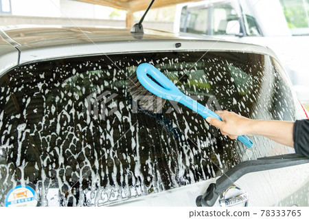 清潔汽車後面的窗戶 清潔汽車後面的窗戶 78333765