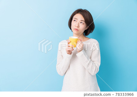 Thinking woman drink Thinking woman drink 78333966