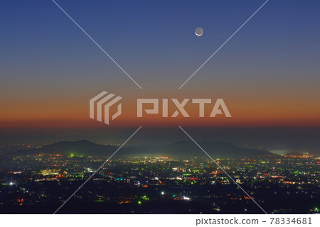 黎明前的薄月、水星、佐野市的夜景和從山上看到的三鹿山。 78334681