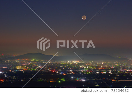 黎明前的薄月、水星、佐野市的夜景和從山上看到的三鹿山。 黎明前的薄月、水星、佐野市的夜景和從山上看到的三鹿山。 78334682