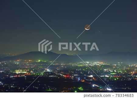 The thin moon before dawn, Mercury, the night view of Sano City, and Mikamoyama seen from Mt. The thin moon before dawn, Mercury, the night view of Sano City, and Mikamoyama seen from Mt. 78334683