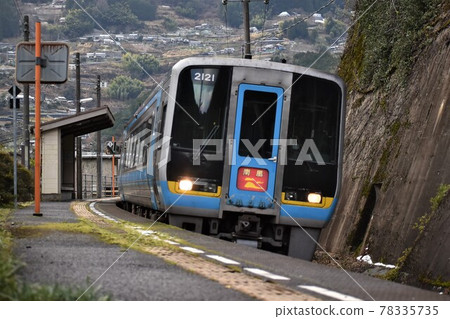 Limited express Nanpu that tilts the car body and passes through the station at high speed Limited express Nanpu that tilts the car body and passes through the station at high speed 78335735