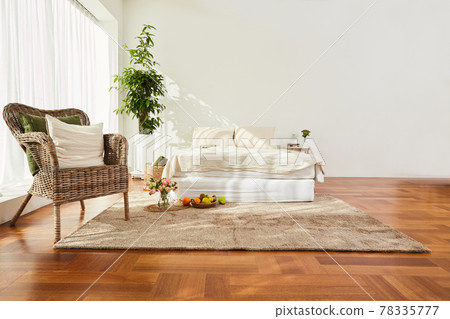 臥室裡的床和地毯 78335777