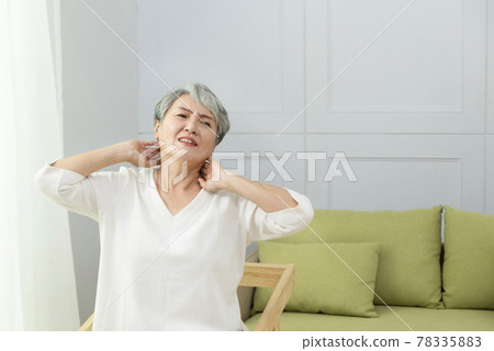 在家感到不舒服的媽媽 在家感到不舒服的媽媽 78335883