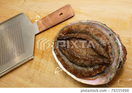 How to peel abalone shell (peeling with a grater) How to peel abalone shell (peeling with a grater) 78335898