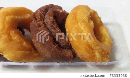 Plain donuts and cocoa donuts 78335988