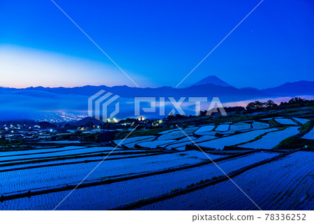 （山梨縣）水稻種植後中野水稻梯田的黎明 78336252