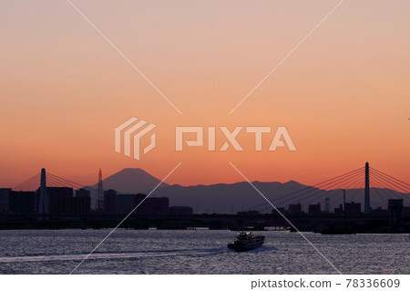 多摩川、富士山和黃昏的漁船 78336609