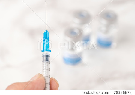 Syringe that the doctor has in his hand 78336672