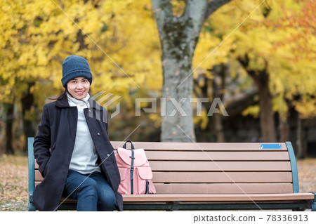 Happy woman enjoy at the park outdoor in Autumn season, Asian traveler in coat and hat against Yellow Ginkgo Leaves background Happy woman enjoy at the park outdoor in Autumn season, Asian traveler in coat and hat against Yellow Ginkgo Leaves background 78336913