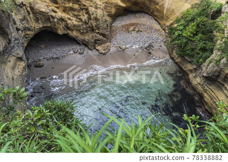 The heart-shaped Ryugu Sea Cave seen from a rock face / Shimoda City, Shizuoka Prefecture [Izu Peninsula UNESCO Global Geopark] 78338882