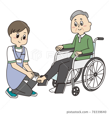 老年男性和坐輪椅的男性助手接受換衣服的支持 78339640