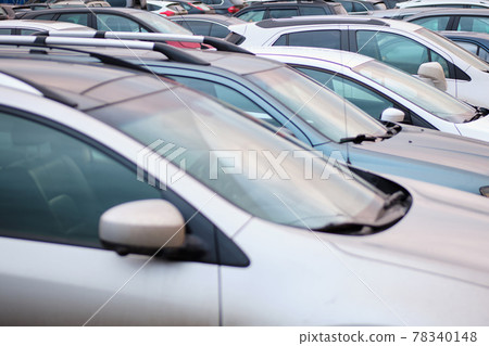 Parking with cars and no spaces. 78340148