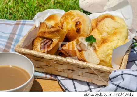 Cafe au lait and bread on the lawn 78340412