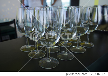 酒杯在酒吧里一字排開 78346114