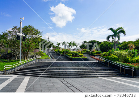 帶有美麗花壇的石梯通往沖繩的藍天碧海和海洋白公園中央門 78346738