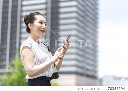 Business woman with a smartphone Business woman with a smartphone 78347294