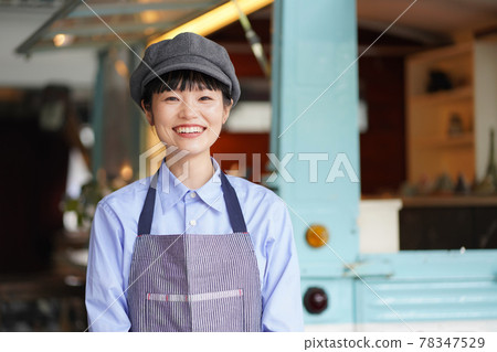 Image of a female clerk in a kitchen car 78347529